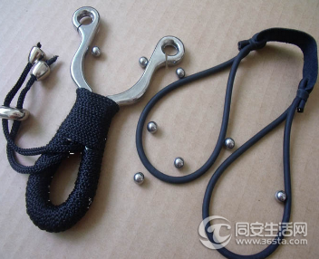 沙包7个  跑步机3台  木人桩2个各种手套 弹弓1600套 10元一套 等等