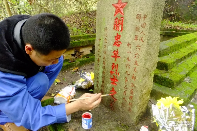 中间的大字较好描，小字就考眼力了，