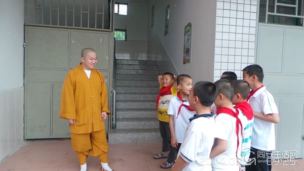 副秘书长释会融法师与学生们交谈